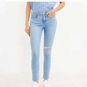 LOFT Frayed Mid Rise Skinny Jeans in Authentic Light Indigo Wash Size 29/8 NWOT